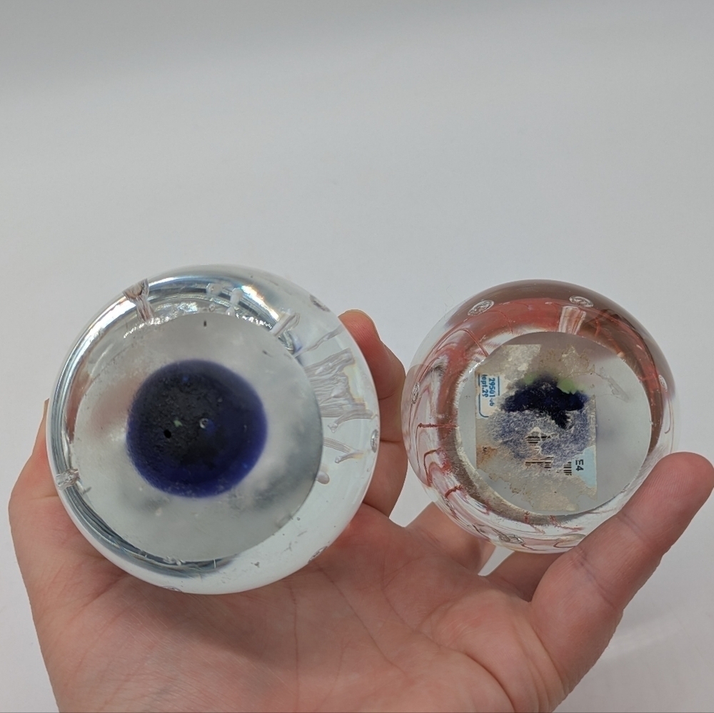 Set Of Two Paperweights - Picture 7 of 8